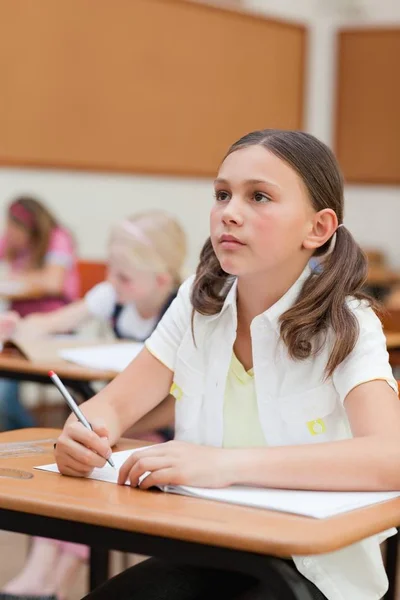 机の上の小学生 — ストック写真