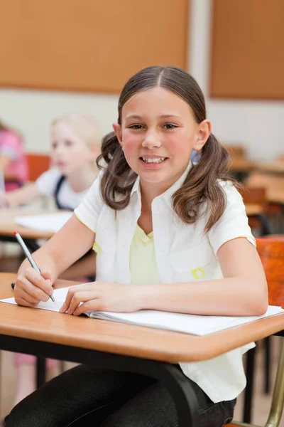 Glimlachend Meisje Aan Haar Bureau School — Stockfoto
