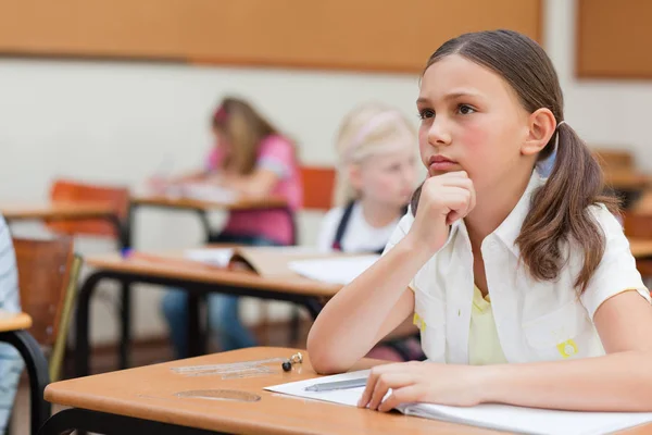 Primaire Student Zit Aan Het Bureau — Stockfoto