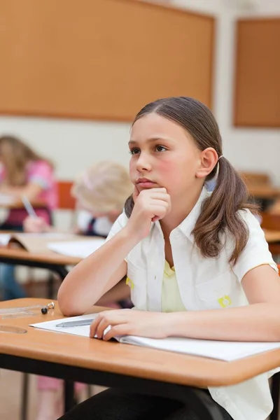 Élève Primaire Assis Bureau Pendant Classe — Photo