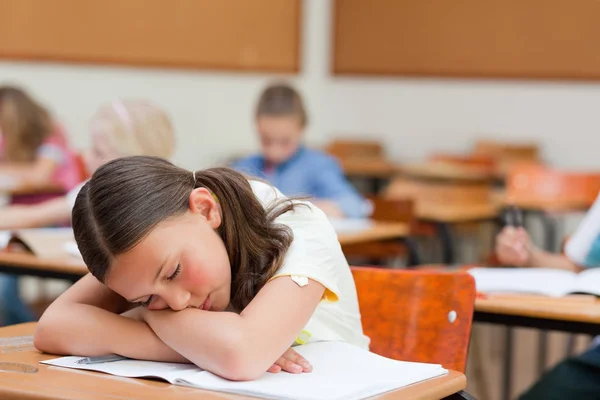 Primaire Student Voelde Zich Slapend Aan Het Bureau Tijdens Les — Stockfoto