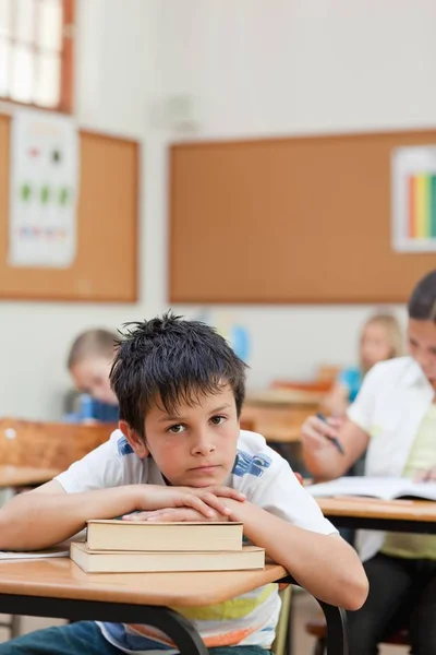 Droevig Uitziende Student Leunend Een Stapel Boeken — Stockfoto