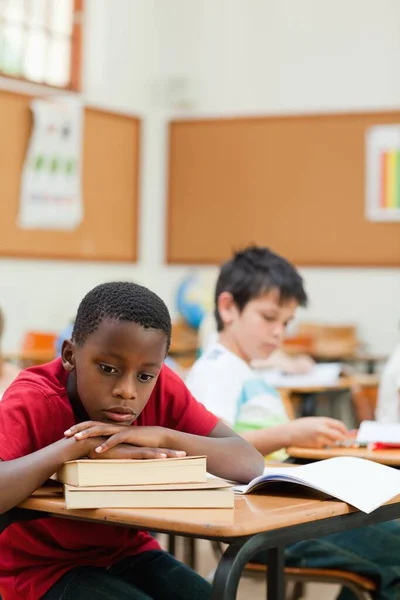 Verveelde Student Leunend Een Stapel Boeken — Stockfoto