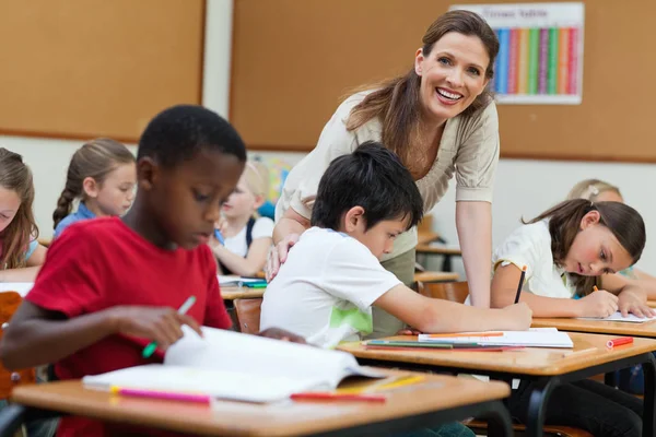 Boční Pohled Usmívající Učitel Pomáhá Svým Studentům — Stock fotografie