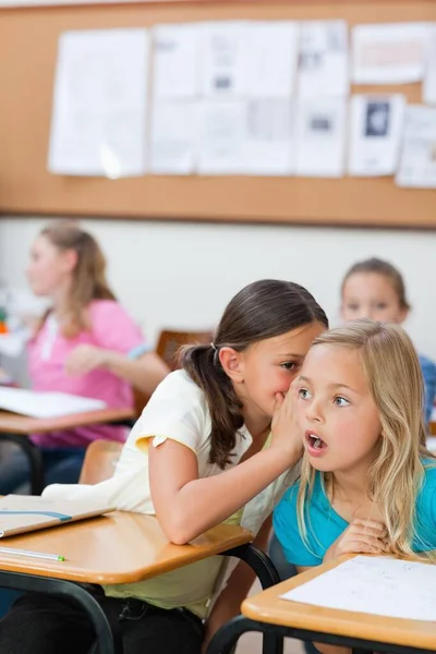 Student Zdradza Szkolnemu Koledze Sekret — Zdjęcie stockowe