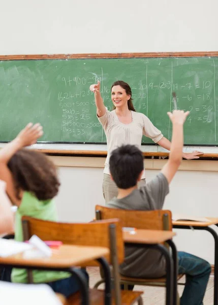 Lehrerin Sucht Sich Einen Ihrer Schüler Aus Antworten — Stockfoto