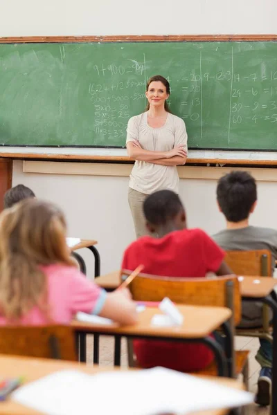 Lehrer Neben Tafel Mit Gefalteten Armen — Stockfoto