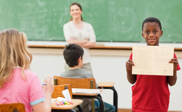 Glimlachende Schooljongen Toont Zijn Rapport Kaart — Stockfoto