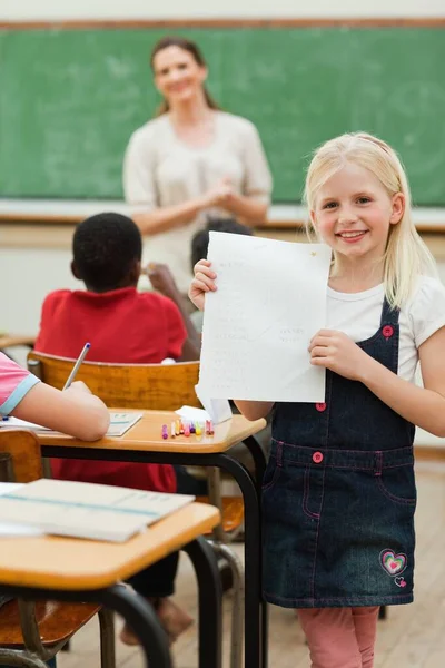 Une Jeune Fille Souriante Qui Montre Ses Résultats Examen — Photo
