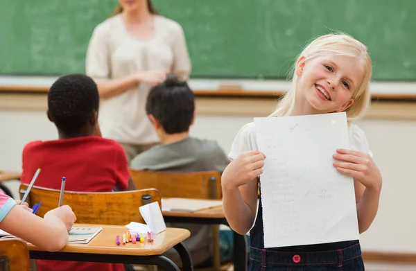 Menina Sorrindo Mostrando Resultados Teste — Fotografia de Stock