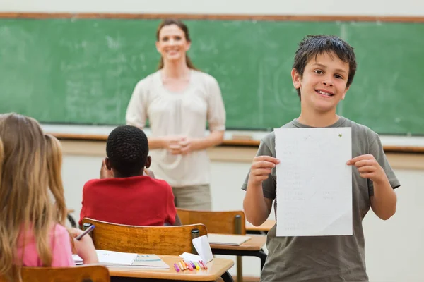 Glimlachende Jongen Toont Zijn Testresultaten — Stockfoto