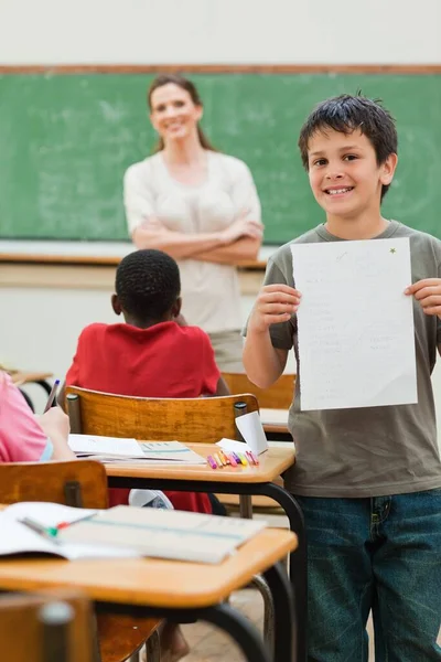 Glimlachende Jongen Met Testresultaten — Stockfoto