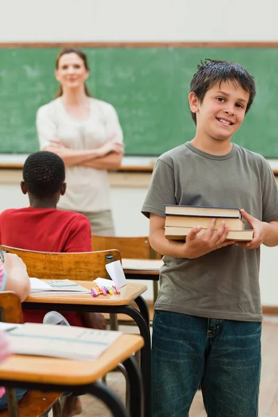 Jongen Staande Met Stapel Boeken — Stockfoto