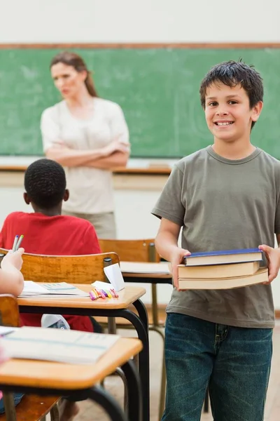 Jongen Met Stapel Boeken — Stockfoto