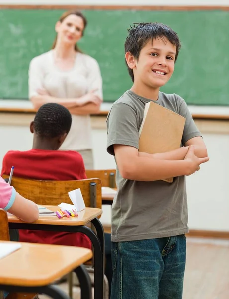 Glimlachende Jongen Met Boek — Stockfoto