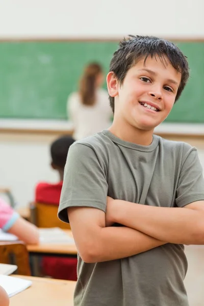 Estudante Sorridente Com Braços Dobrados — Fotografia de Stock