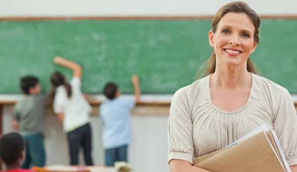 Sorrindo Professor Com Alunos Lousa Atrás Dela — Fotografia de Stock