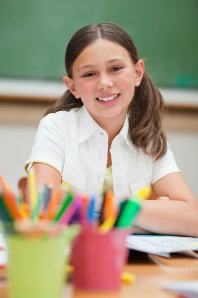 Lächelnder Student Neben Bleistifthalter — Stockfoto