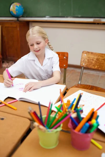 Девочка Рисует Школе — стоковое фото