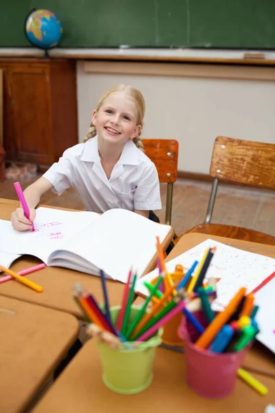Lächelndes Mädchen Schreibtisch Neben Stifthaltern — Stockfoto