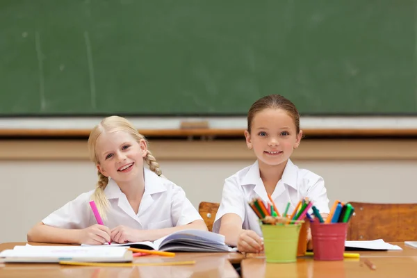 Glimlachende Meisjes Schilderen Aan Het Bureau — Stockfoto