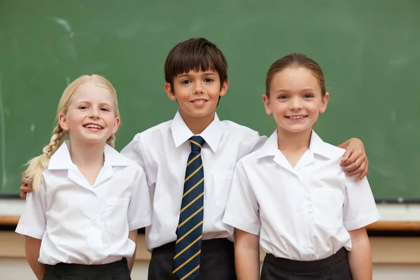 Des Enfants Uniforme Scolaire Debout Devant Tableau Noir — Photo