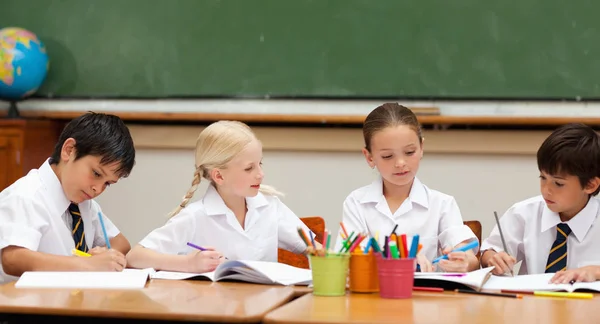 Schoolkinderen Schooluniformen Schilderen Aan Balie — Stockfoto