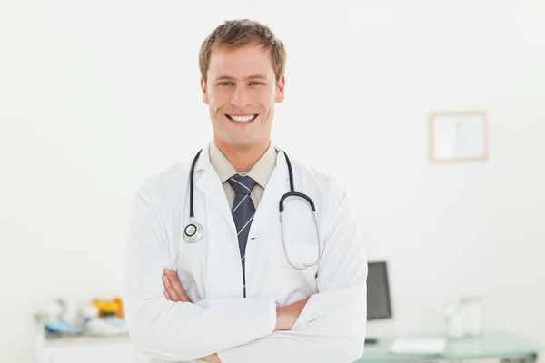 Médico Sonriente Con Brazos Cruzados Sala Exámenes — Foto de Stock