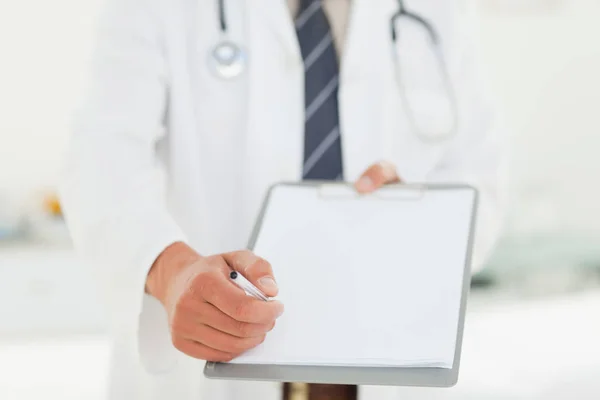 Doctor Entregando Portapeles Para Firma — Foto de Stock