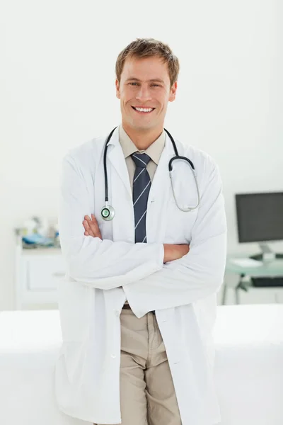 Médico Sonriente Con Brazos Cruzados Sala Exámenes — Foto de Stock