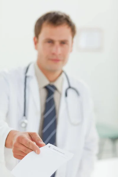 Médico Entregando Prescrição — Fotografia de Stock