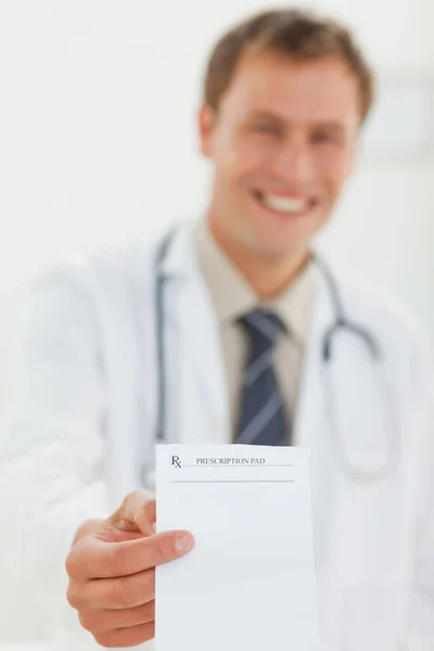 Médico Sonriente Que Muestra Prescripción — Foto de Stock