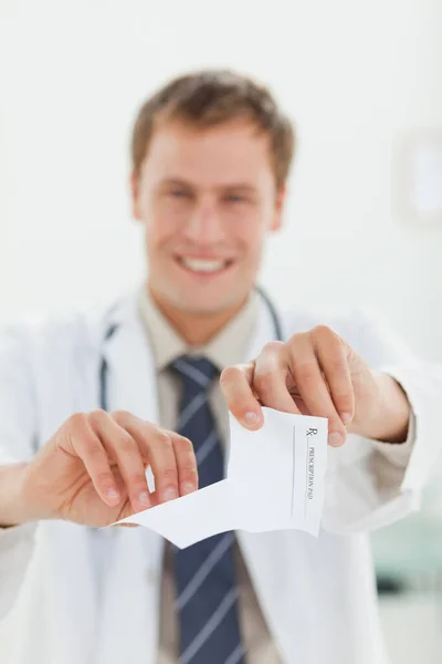 Sorrindo Médico Rasgando Prescrição Para Além — Fotografia de Stock