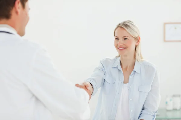 Smiling Woman Shaking Doctors Hand — Stock fotografie