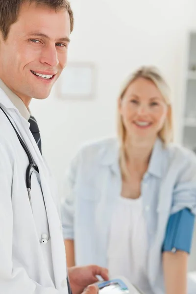 Médico Sorridente Verificando Pressão Arterial Seus Pacientes — Fotografia de Stock