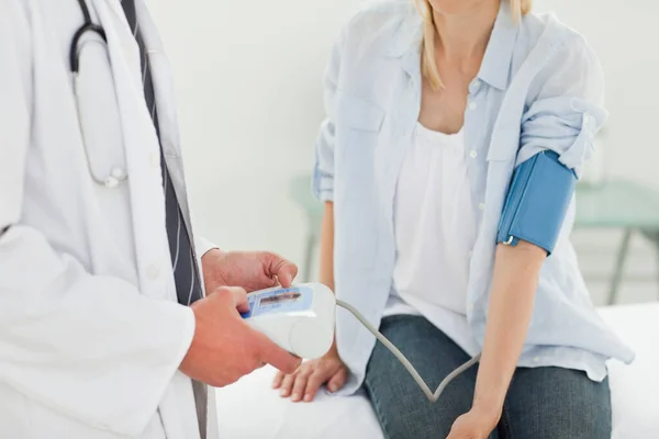 Médico Medir Pressão Arterial Seus Pacientes — Fotografia de Stock