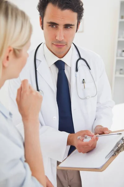 Doktor Ukazující Schránku Při Rozhovoru Pacientem — Stock fotografie