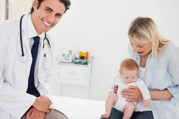 Usmívající Lékař Matkou Jejím Dítětem — Stock fotografie