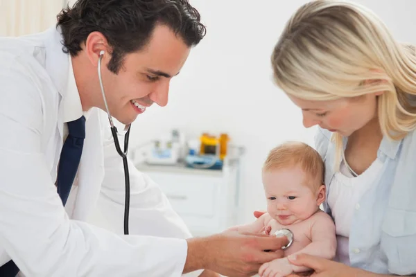 Médecin Souriant Mesurant Rythme Cardiaque Des Petits Bébés — Photo