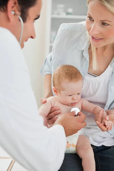 Doktor Bebeğin Kalp Atışlarını Alıyor — Stok fotoğraf