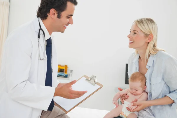 Doctor Hablando Con Madre Sobre Bebé — Foto de Stock