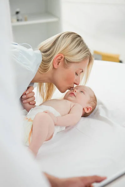 Mutter Gibt Ihrem Baby Einen Kuss — Stockfoto
