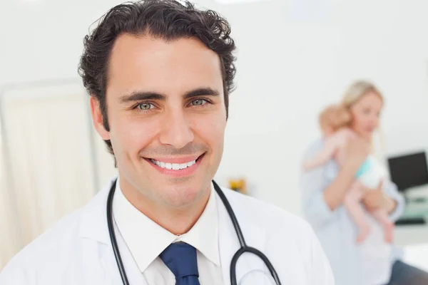 Usmívající Doktor Svými Pacienty Zády — Stock fotografie