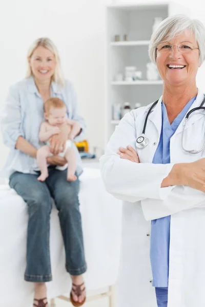 Pédiatre Souriant Avec Les Bras Croisés Mère Avec Son Bébé — Photo