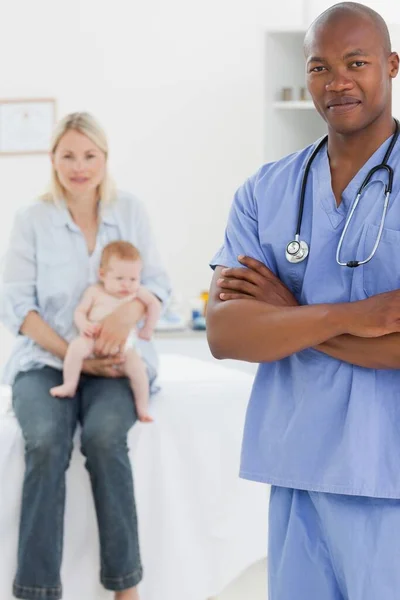 Médecin Les Bras Croisés Une Femme Avec Son Bébé Derrière — Photo