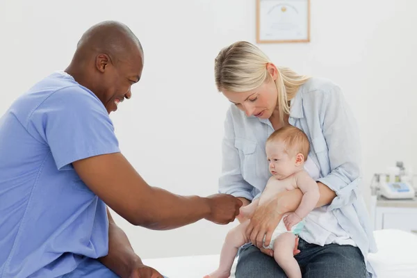 Médico Sacudindo Sua Pequena Mão Pacientes — Fotografia de Stock