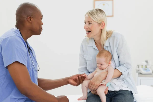 Madre Con Bebé Viendo Pediatra —  Fotos de Stock