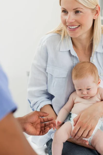 Mère Son Bébé Visitent Pédiatre — Photo