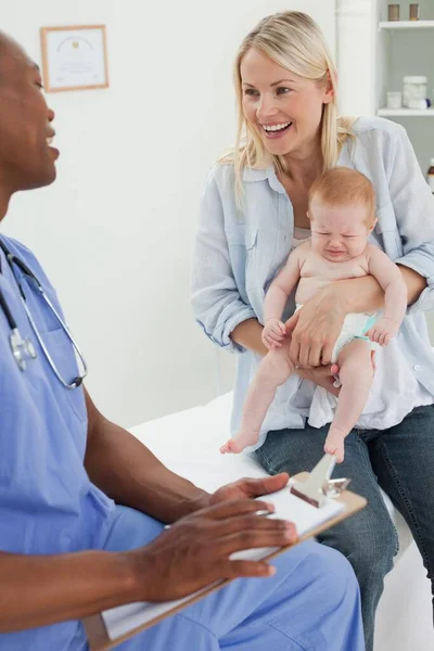 Sorrindo Mãe Com Seu Bebê Visitando Médico — Fotografia de Stock