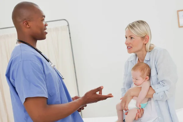 Side View Pediatrician Talking Mother — Stock Photo, Image